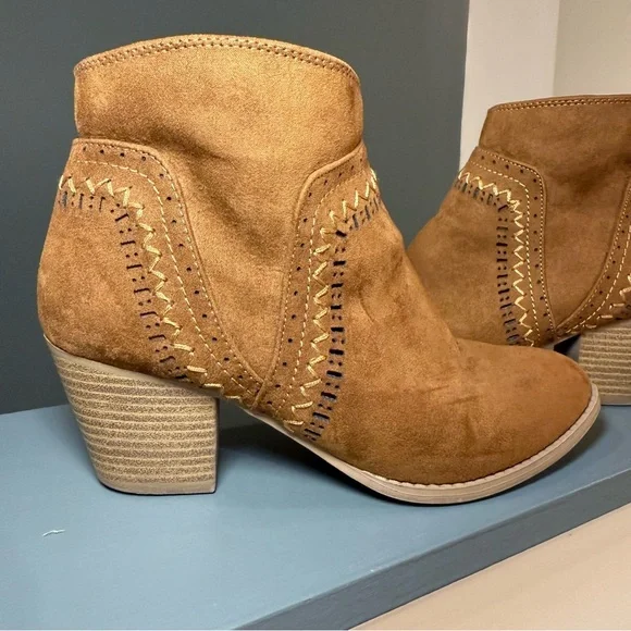 Qupid Brown Embroidered Faux Suede Boho Block Heel Ankle Boots Size 7 - Picture 3 of 13